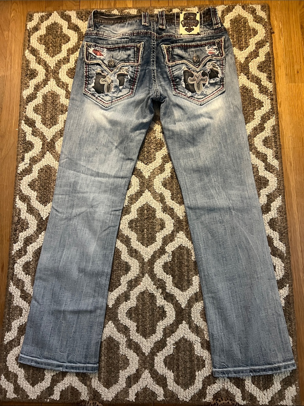 Rock Revival men’s Straight Leg Distressed Blue Jeans with Red Underlay - Picture 3 of 4